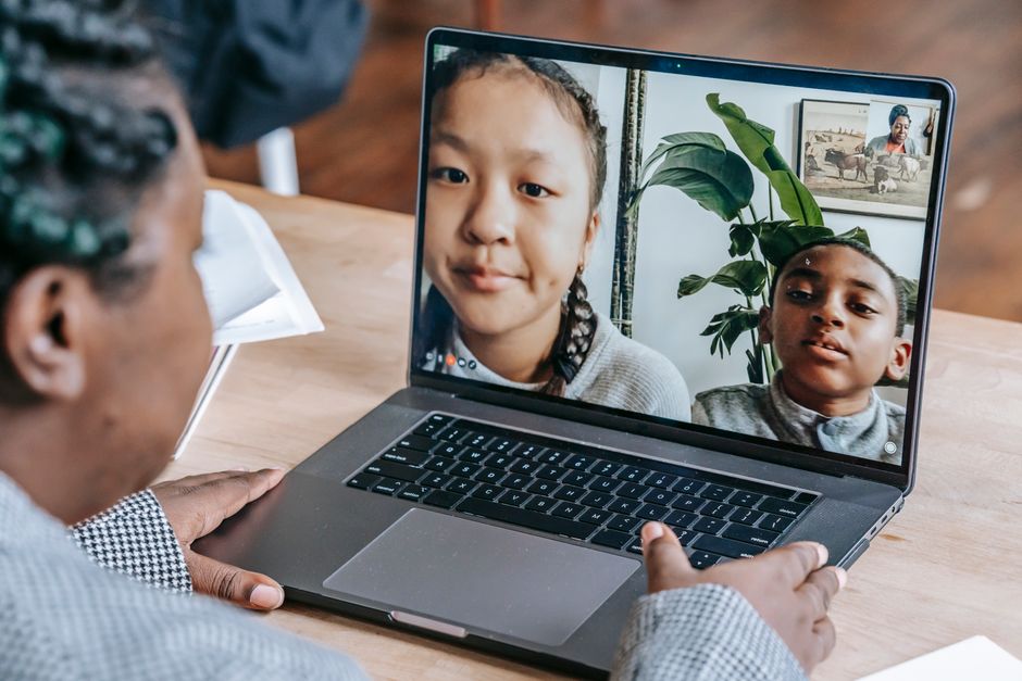 Cómo preparar a tu hijo para el primer uso de plataformas de videoconferencias